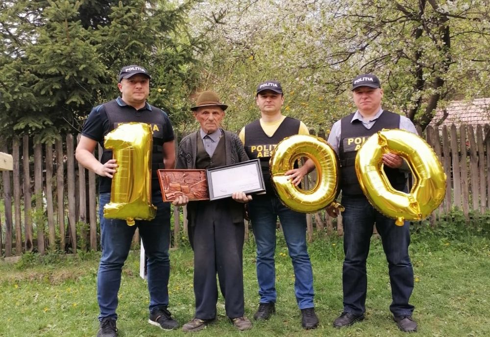 Video: Astăzi, poliţiştii Biroului Arme, Explozivi şi Substanţe Periculoase urează La mulţi Ani! celui mai vechi deţinător legal de armă, din judeţul Buzău