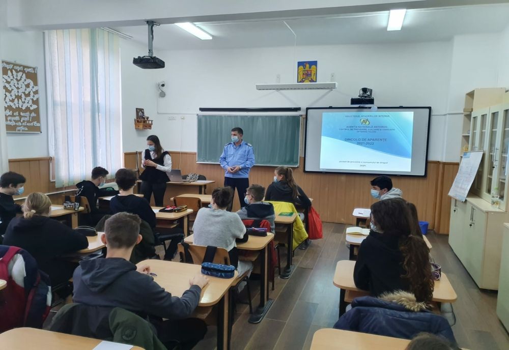 Polițiștii alături de liceenii de la Liceul Agricol „Dr. C. Angelescu Buzău”