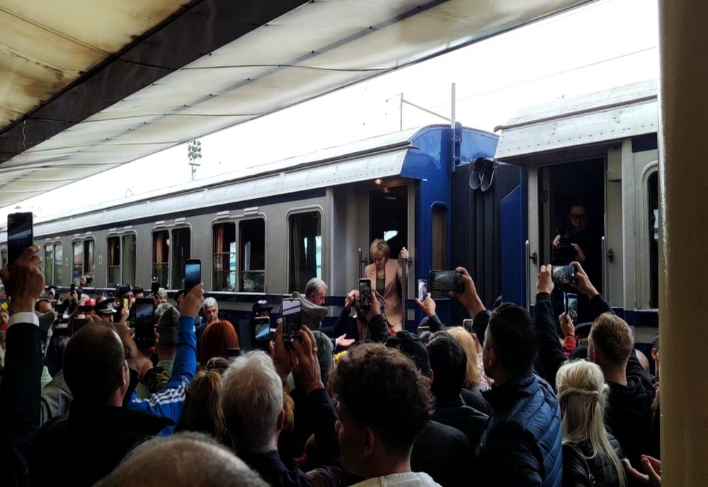 Video: Trenul Regal a oprit în Gara CFR din Buzău în călătoria simbolică la sărbătoarea Zilei de 10 Mai