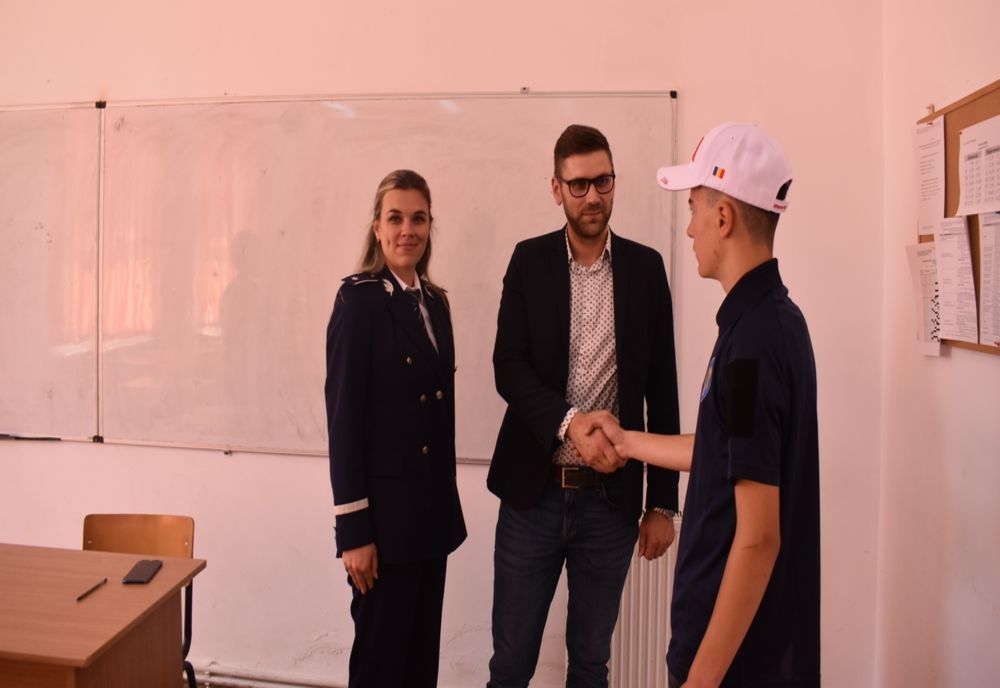 Exemplu de educaţie civică felicitat de poliţiştii din Pătârlagele