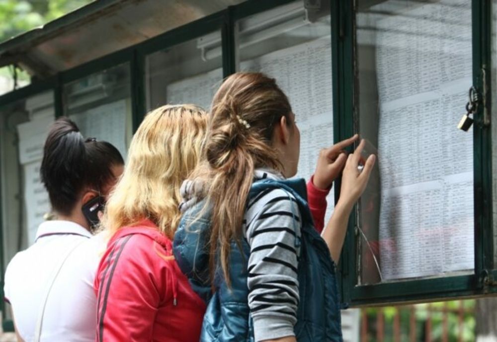 Aproape 3400 de absolvenți ai clasei a VIII-a sunt așteptați marți, 14 iunie, la prima probă a examenuluid e Evaluare Națională