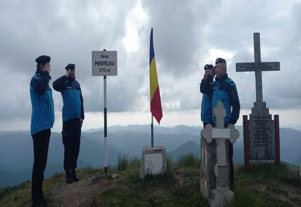 Jandarmii montani buzoieni au arborat drapelul pe Vârful Penteleu