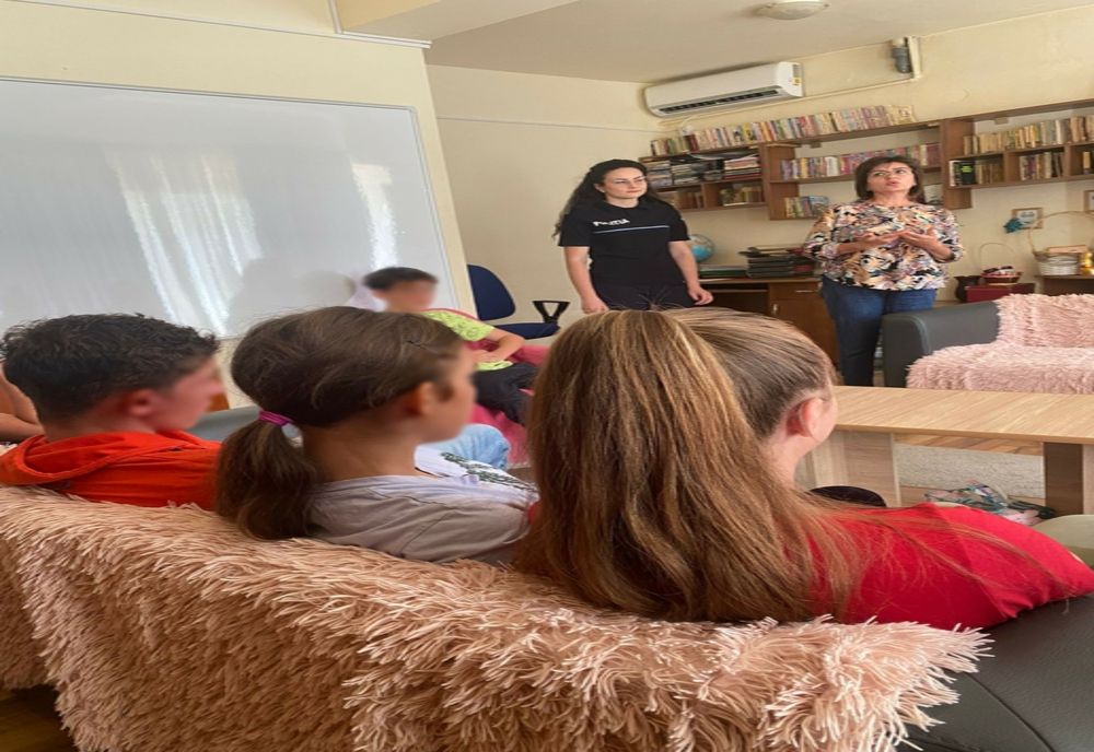 Tinerii beneficiari ai unui centru de primire în regim de urgenţă au fost consiliaţi de poliţişti şi specialişti în prevenire antidrog