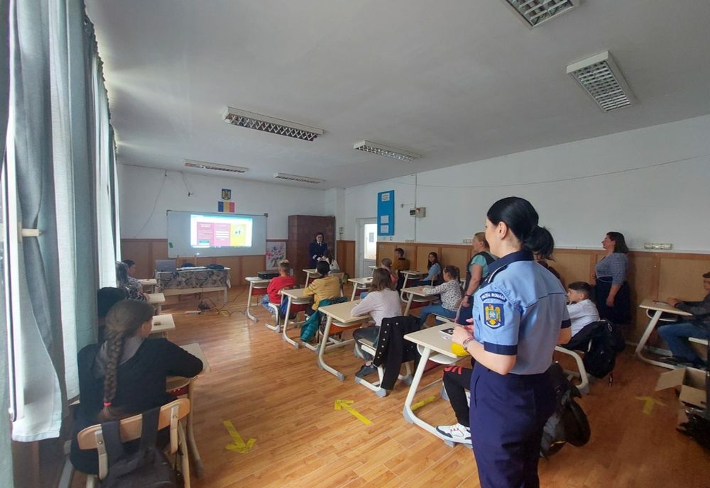 Polițiștii de prevenire în dialog cu elevii Școlii Gimnaziale Haleș