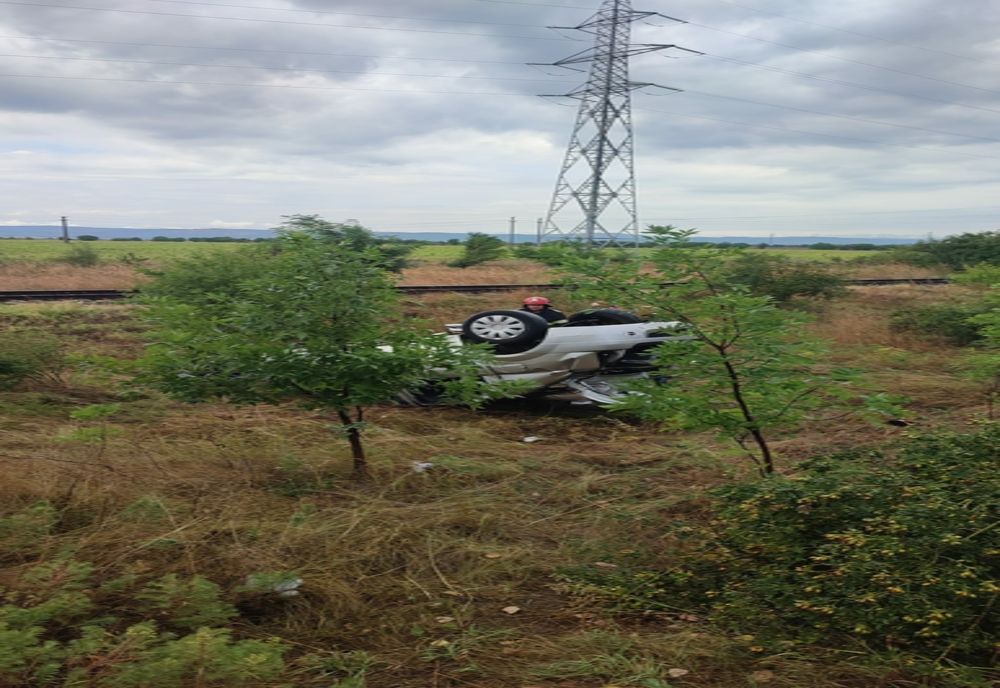 Un tânăr de 25 de ani s-a răsturnat cu mașina pe șoseaua Nordului din Buzău 