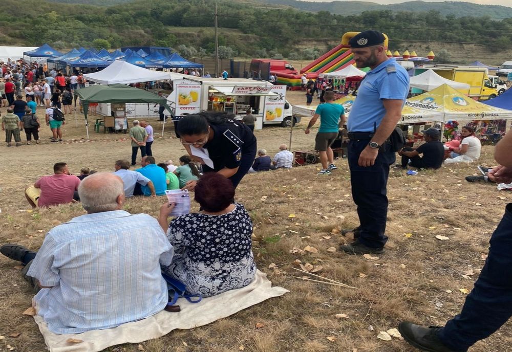 Tinerii din mediul rural, informați antivictimal de polițiștii de la prevenire