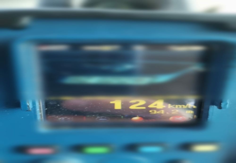 Video: Radarele polițiștilor au înregistrat un buzoian de 82 de ani, al cărui autovehicul a fost înregistrat rulând cu 124 km/h pe DN2E85, în localitatea Potârnichești.