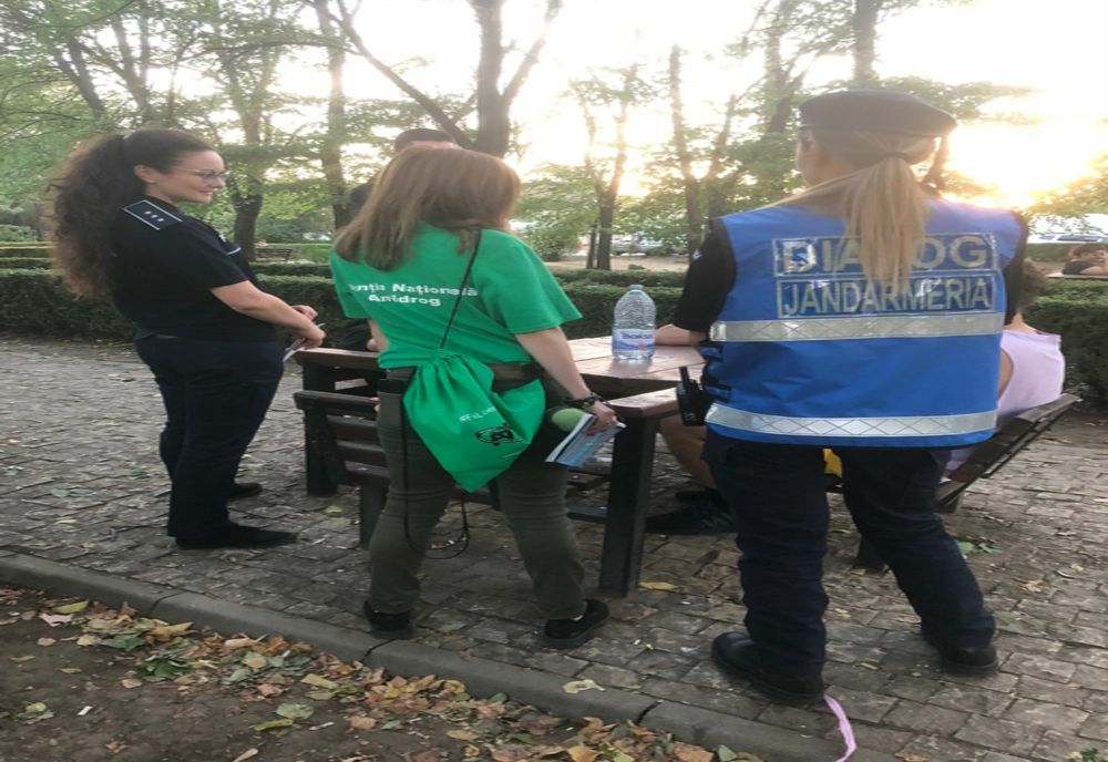 Discuţii ale ofiţerilor de la Siguranţă Şcolară despre substanţele interzise şi efectele acestora, cu elevii Școlii Gimnaziale Gura Dimienii, din comuna Beceni