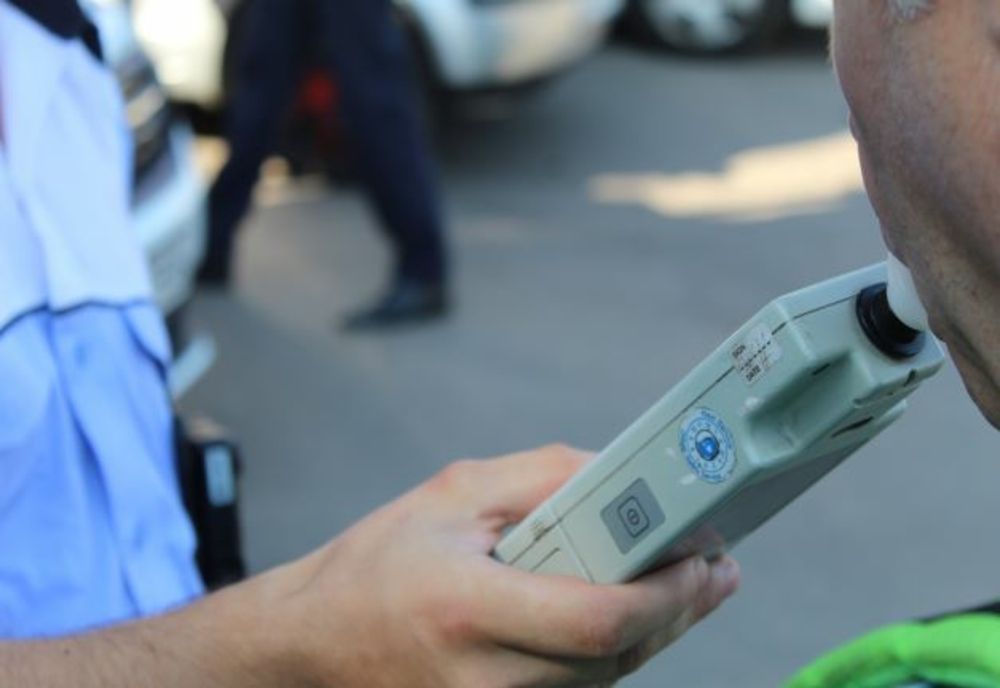Poliţiştii au aplicat peste 180 de sancţiuni contravenţionale la regimul circulaţiei pe drumurile publice 