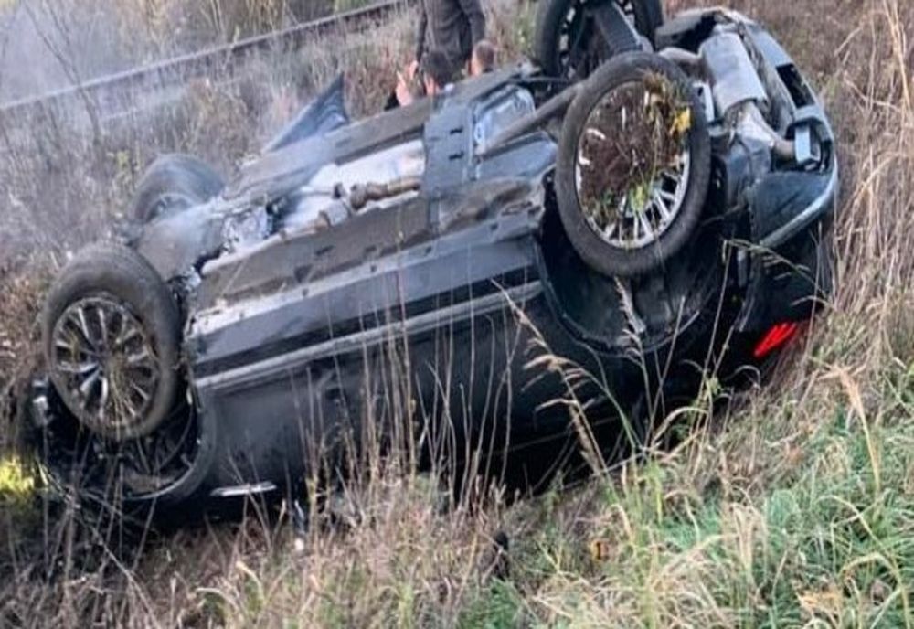 Doi tineri din Brăila s-au răsturnat cu mașina pe DN2B,  în afara localității Bentu 