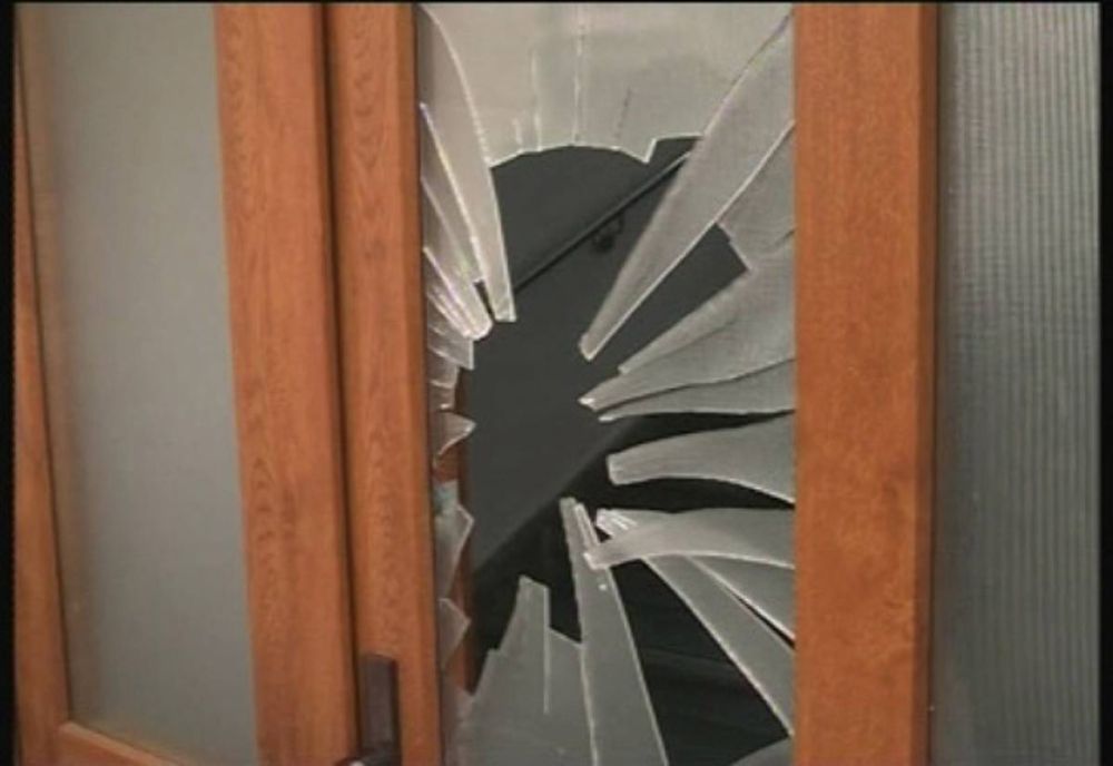 A spart geamul de la ușa de acces într-un magazi, dar s-a speriat și a fugit când a pornit alarma