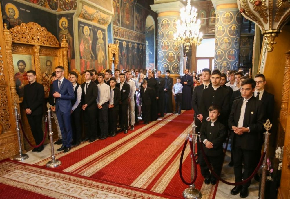 Arhiepiscopia Buzăului și Vrancei acordă  burse de studiu și sociale elevilor și studenților 