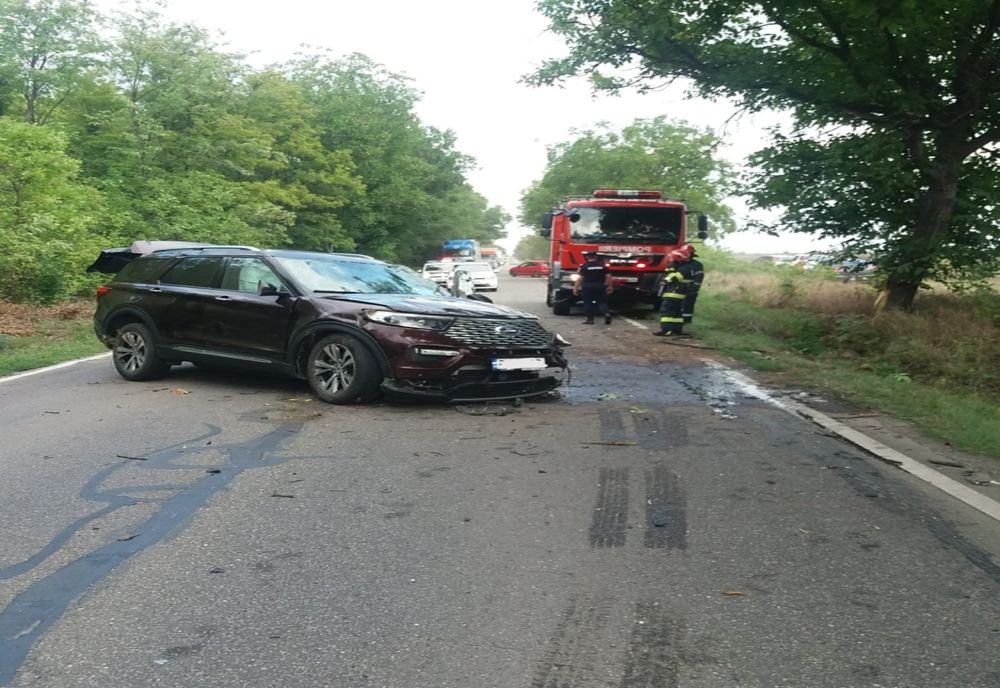 FOTO: Un bucureștean a intrat cu mașina într-un copac de pe marginea DN1B, la intrare în localitatea Merei
