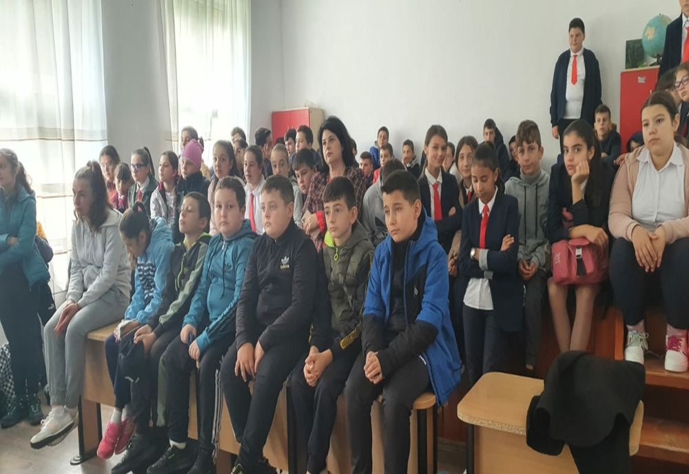 Polițiștii de la Siguranță Școlară în dialog cu elevii de gimnaziu din Gura Teghii