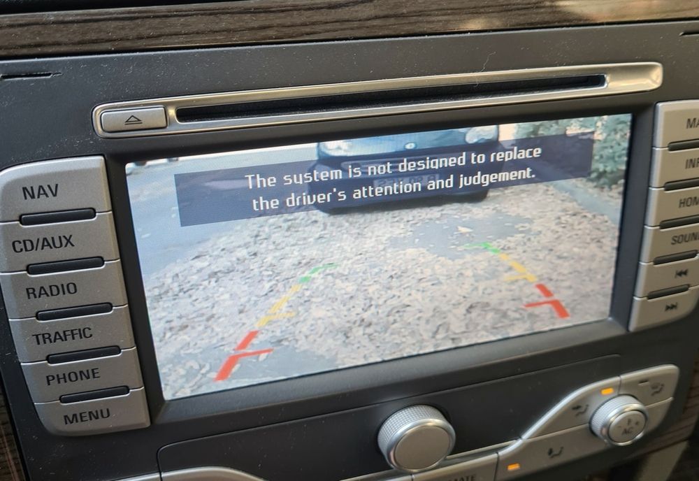 A forțat sistemele de navigaţie ale mai multor autovehicule parcate în curtea unei societăţi comerciale din municipiul Buzău