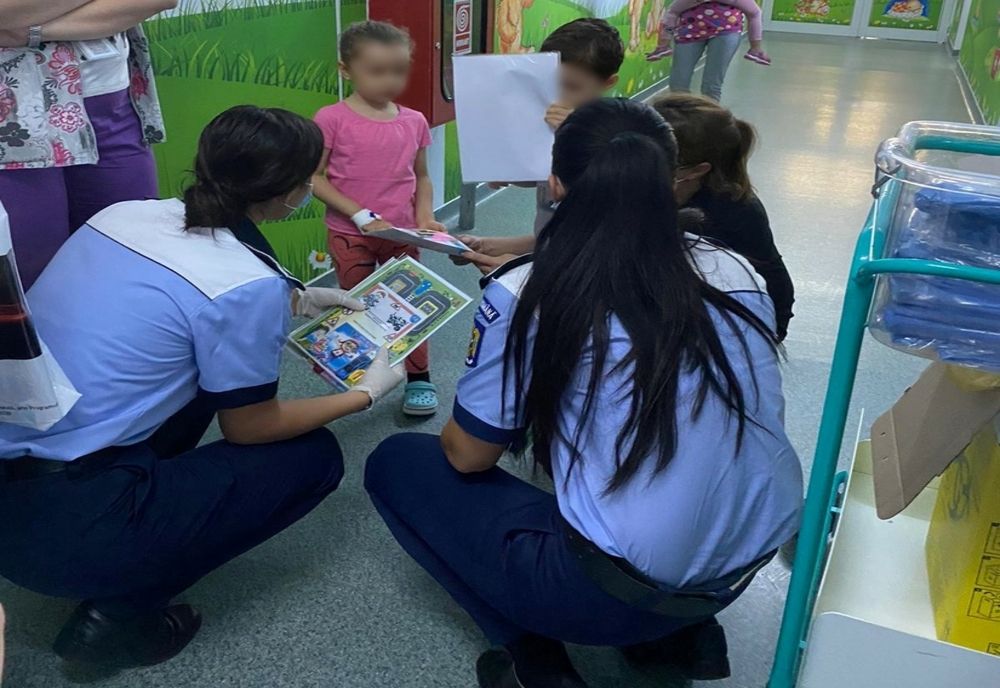 Video: Vizită a polițiștilor de la rutieră cu zâmbete și învățăminte pentru copiii internați la Secția Pediatrie din cadrul Spitalului Județean Buzău