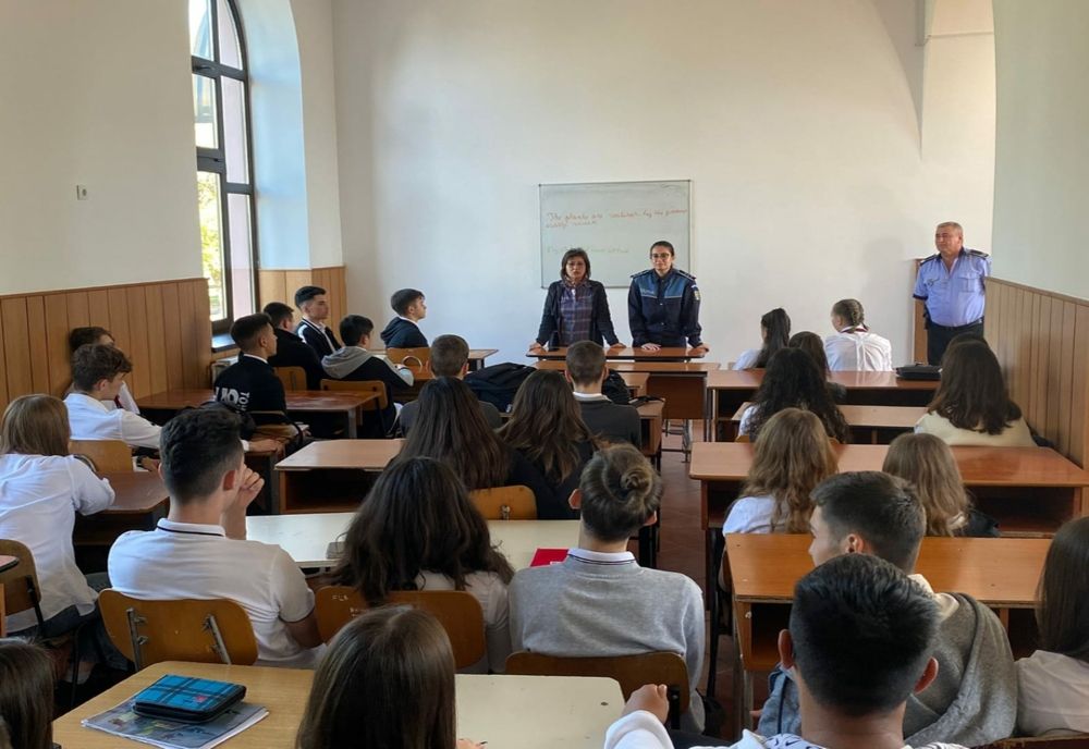 Polițiștii în dialog cu elevii Colegiului Național Alexandru Vlahuță