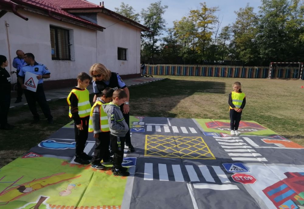 Activitate preventivă a polițiștilor la Școala Gimnazială Robeasca