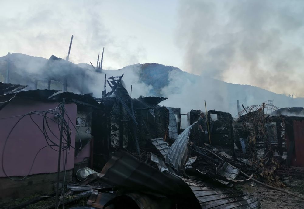 Foto: Incendii la două locuințe din comuna buzoiană Siriu