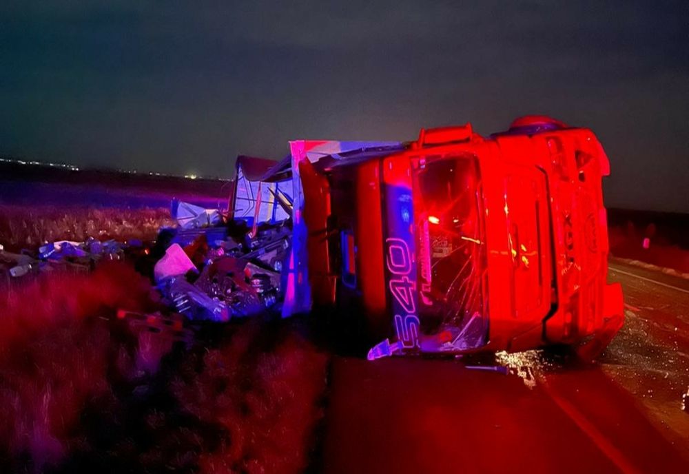 Foto: Un șofer băut s-a răsturnat cu camionul pe DN2E85, la ieșire din Limpezis spre Urziceni