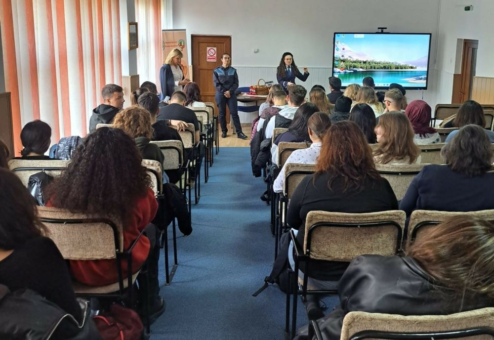 Activități ale polițiștilor de la  prevenire cu elevii în cadrul unui proiect Erasmus