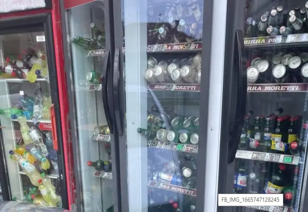 Râmnicean reținut pentru distrugerea unei uși și a mai multor vitrine dintr-un magazin alimentar