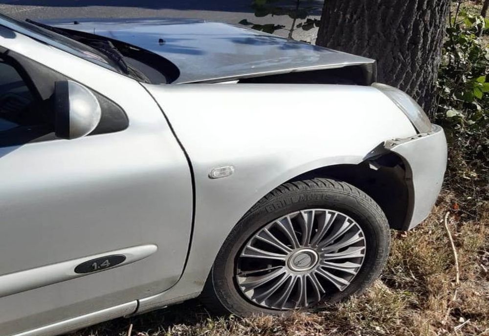 Doi soți din Buzău au fost răniți după ce au intrat cu mașina într-un copac situat lângă DN 15D, în localitatea Ruginoasa