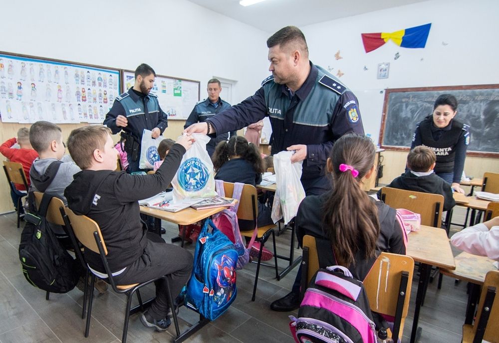 Jocuri cu tematică preventivă şi daruri dulci oferite de poliţişti elevilor de la Şcoala Gimnazială Valea Părului de Sfântul Nicolae