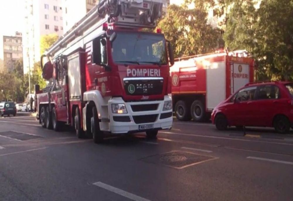 Un bărbat din Buzău a încercat să se arunce de la etajul 9 al blocului în care locuia. Pompierii au spart uşa și au reușit să îl oprească