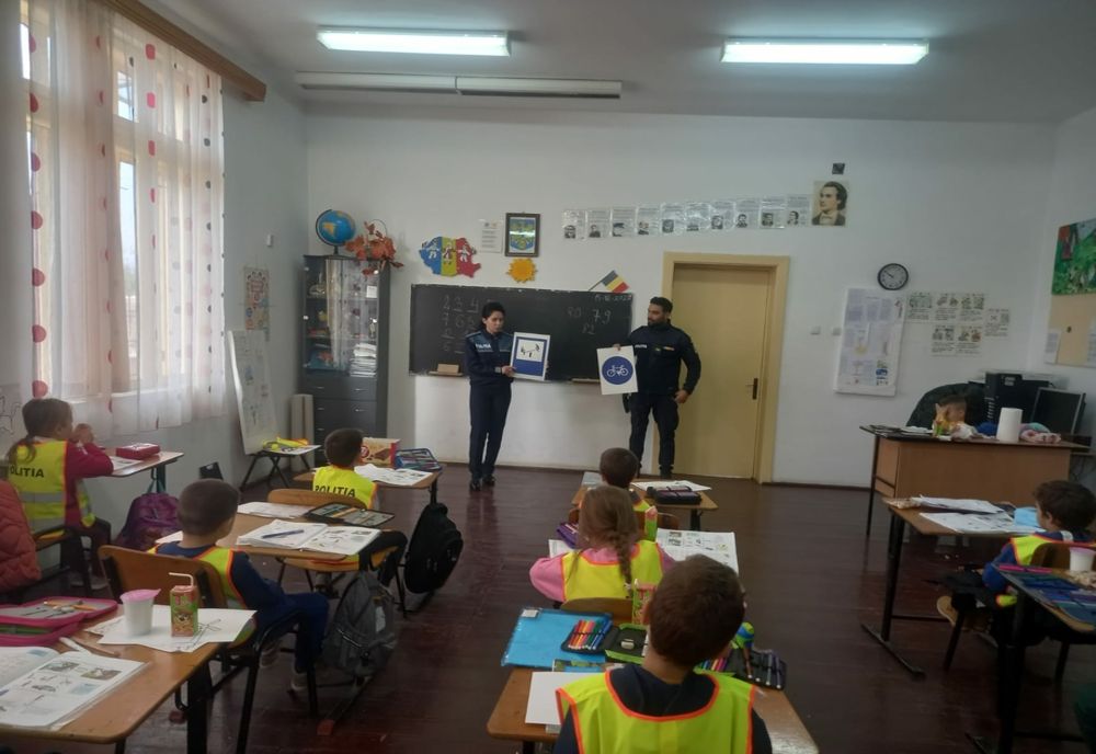 Polițiștii de Siguranță Școlară în dialog cu elevi de la 4 școli din Buzău