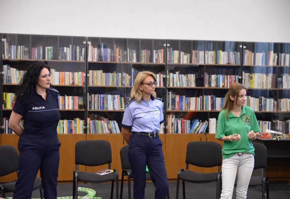 Liceeni de la Liceul Teoretic „Nicolae Iorga” Nehoiu în dialog cu polițiștii din cadrul Biroului Siguranță Școlară