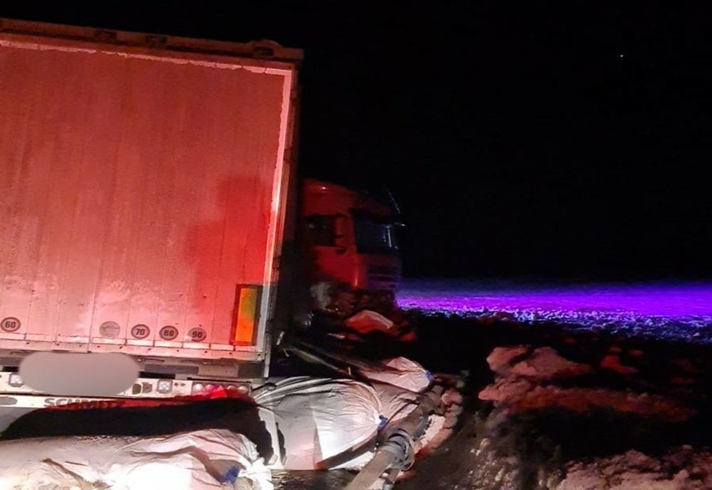 Foto: TIR răsturnat pe DN2E85, în Oreavul