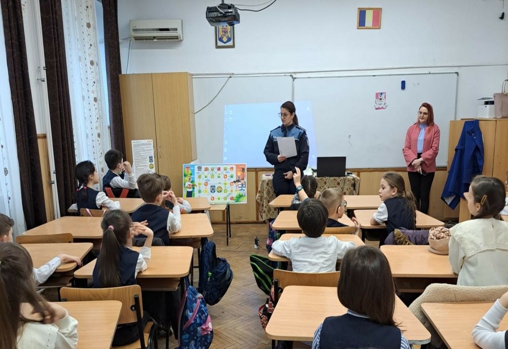 Poliţiştii cu atribuţii în domeniul prevenirii, în dialog cu elevii din ciclul gimnazial