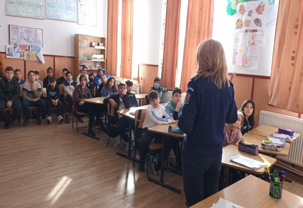 De Ziua Internațională a Cititului Împreună, polițiștii au citit două povești împreună cu elevii școlii din Smeeni