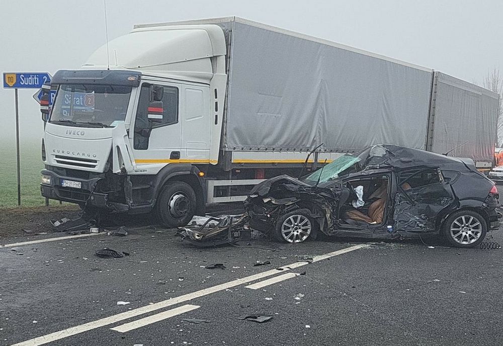 Foto: Grav accident pe DN2E85, în localitatea Poșta Câlnău, la intersecție cu DJ210