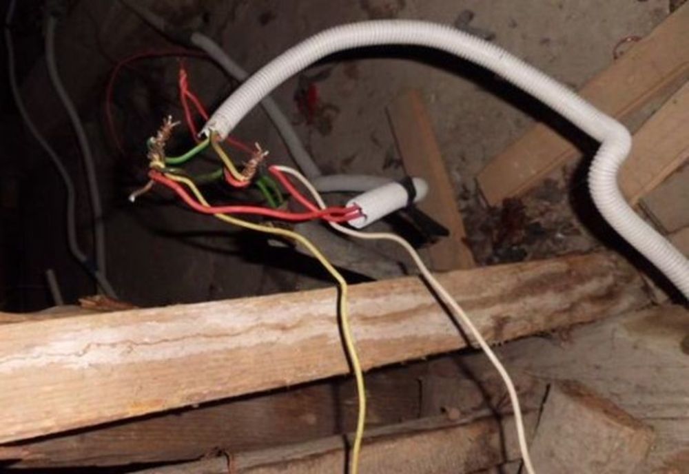 S-a debranșat de la rețeaua de energie electrică, dar s-a reconectat cu o legătură improvizată. Acum s-a ales cu dosar penal pentru furt de energie electrică