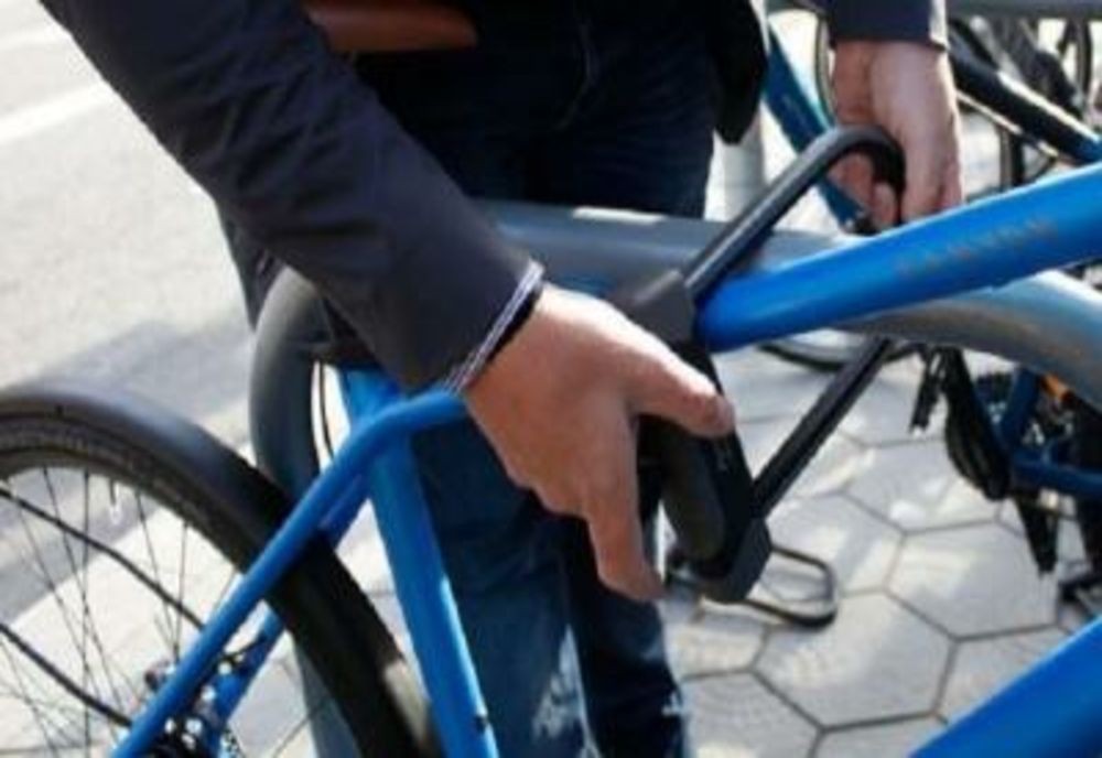 A furat o bicicletă lăsată neasigurată în fața unui magazin din Mărăcineni