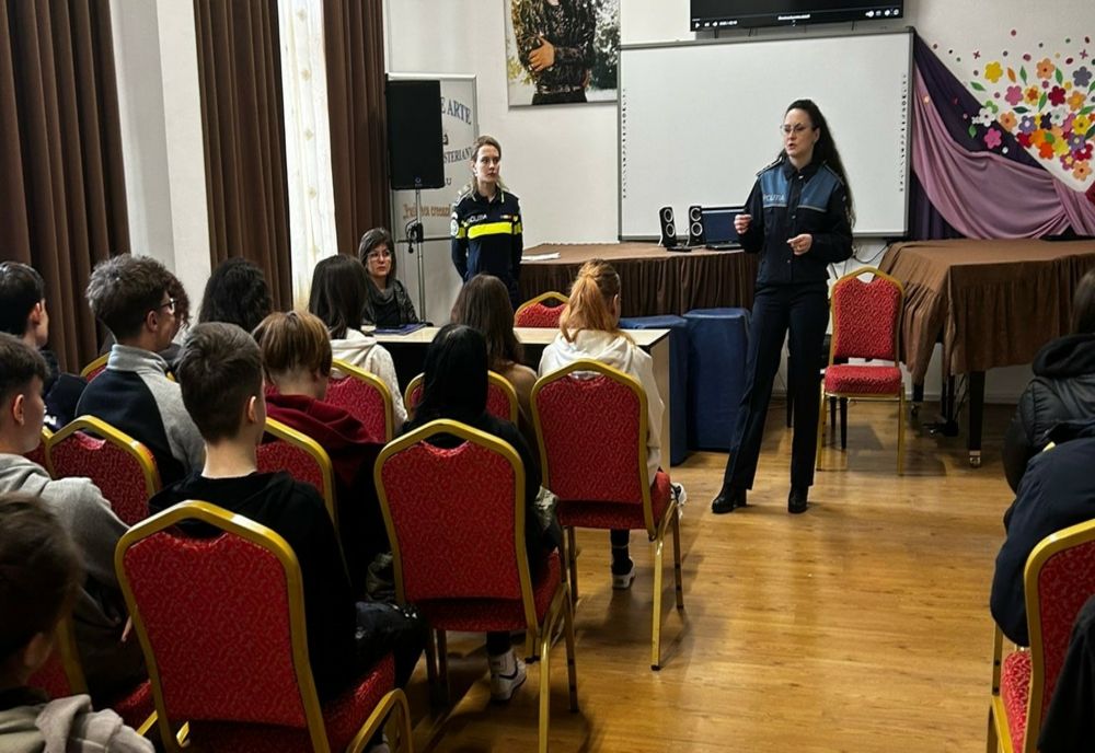 Acțiuni informativ-preventive ale polițiștilor buzoieni de la Prevenire şi din cadrul Biroului Siguranţă Şcolară 
