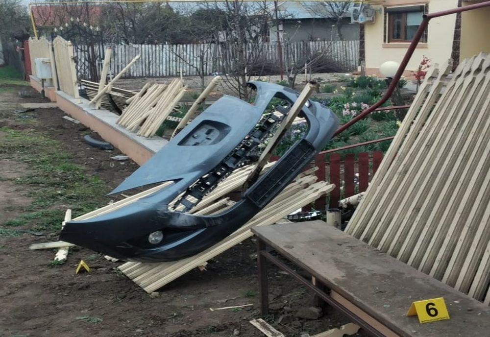 O șoferiță de 52 de ani a părăsit partea carosabilă și a intrat cu mașina în gardul și anexa unui imobil din localitatea Oreavul, județul Buzău