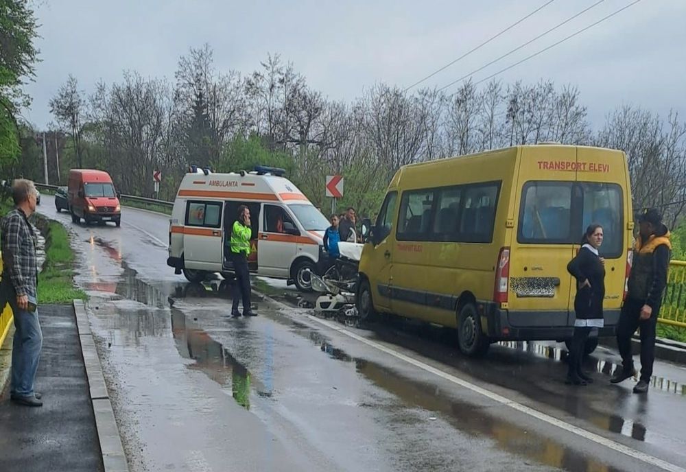FOTO+VIDEO: Plan roșu activat la ora 13.36, in urma unui accident produs pe DN10, km 27+800. Un microbuz școlar implicat în accident