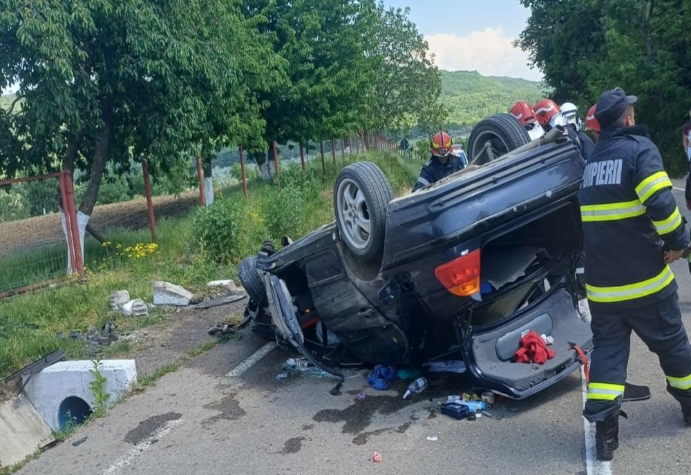 Trei persoane rănite într-un autoturism care s-a răsturnat pe pe DJ203D, în localitatea Topliceni