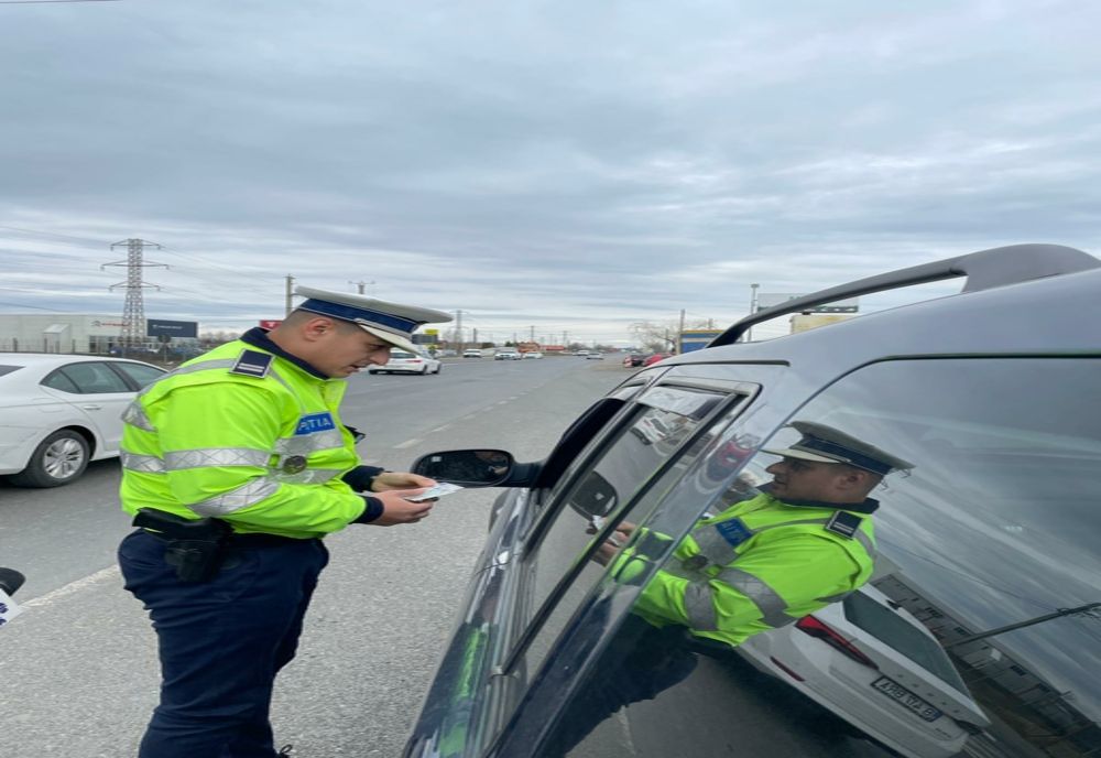 Peste 450 de sancţiuni contravenţionale constatate de poliţişti şi 100 de permise de conducere reţinute la finalul săptămânii
