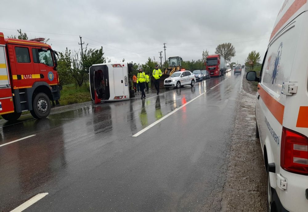 Foto: Autocar cu 32 de persoane răsturnat pe DN2E85, la ieșire din municipiul Râmnicu Sărat