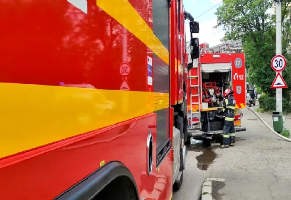 Video: Un bloc din cartierul Micro XIV Buzău evacuat din cauza unui incendiu