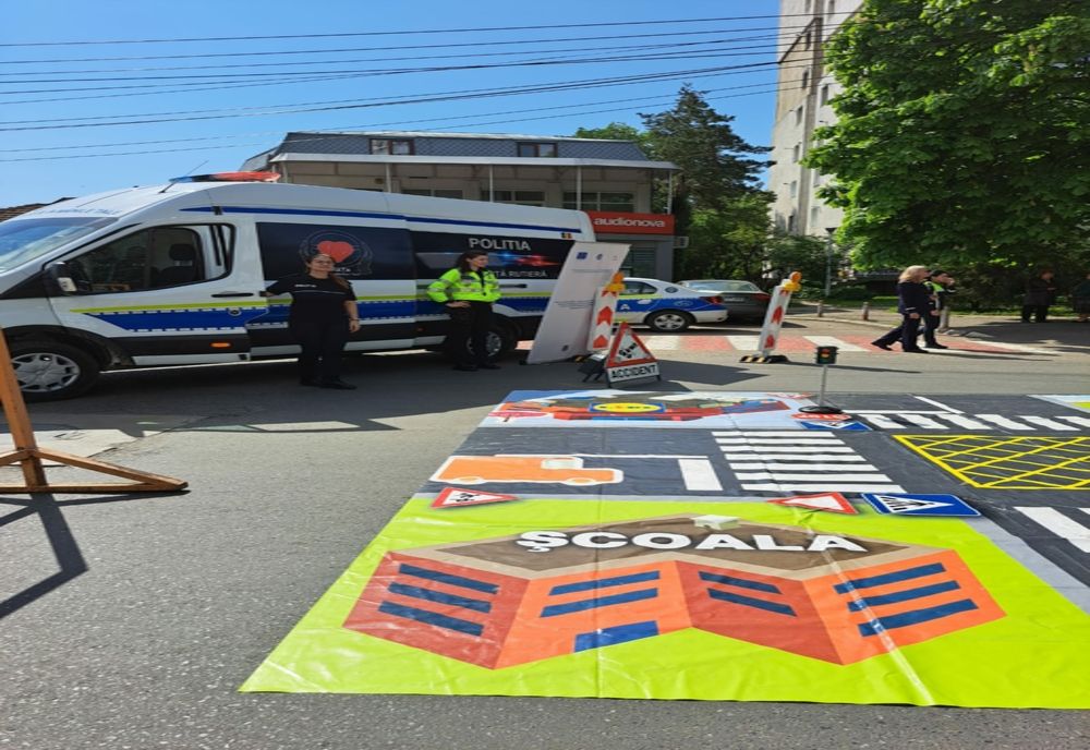 Prin jocuri și joacă, polițiștii au oferit persoanelor prezente lecții despre cum să prevină evenimentele negative