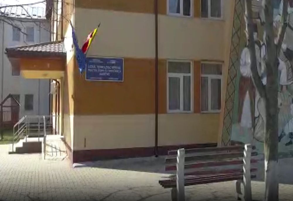 Elevi cu deficienţe de auz înscrişi la Liceul Tehnologic Special pentru Copii cu Deficienţe Auditive Buzău au fost luaţi de la şcoală şi duşi acasă