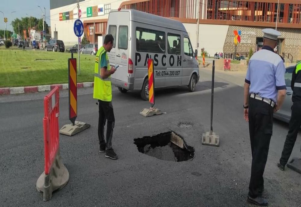 Asfaltul proaspăt turnat pe Bulevardul Unirii Nord s-a surpat