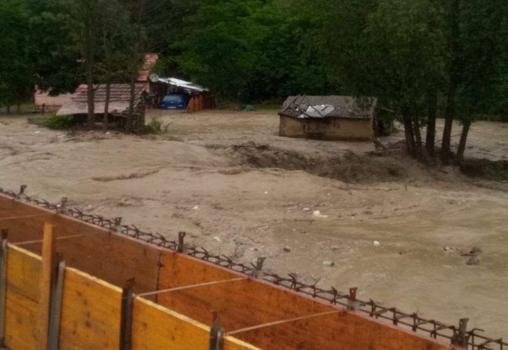 VIDEO+FOTO Mai multe localități din județul Buzău au fost afectate de ploile torențiale. Drumuri, poduri și zeci de gospodării au fost inundate