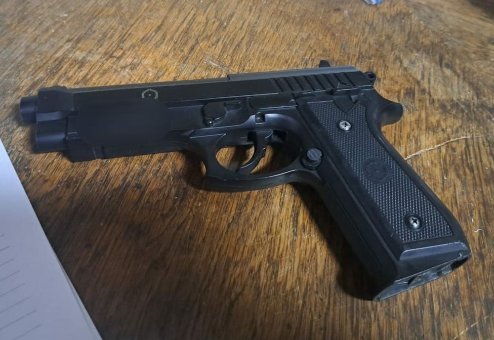 O adolescentă de 14 ani a fost împușcată în față, în plină stradă, cu un pistol tip airsoft