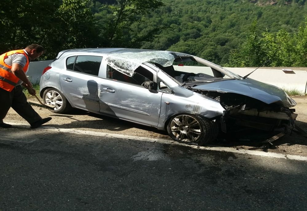 FOTO: Mașină răsturnată pe DN10, la Siriu